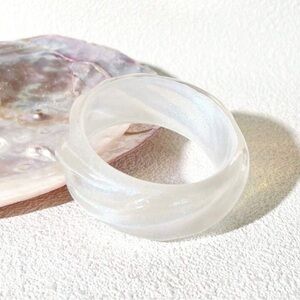 NWOT - Elegant White Swirl Ring